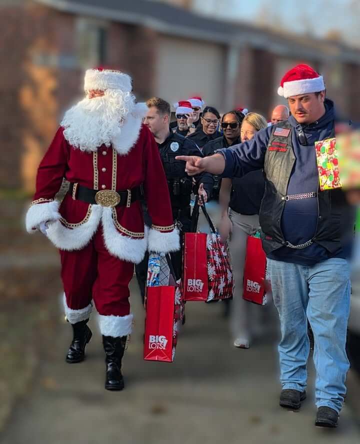 Southaven police, volunteers give Christmas gifts to local family