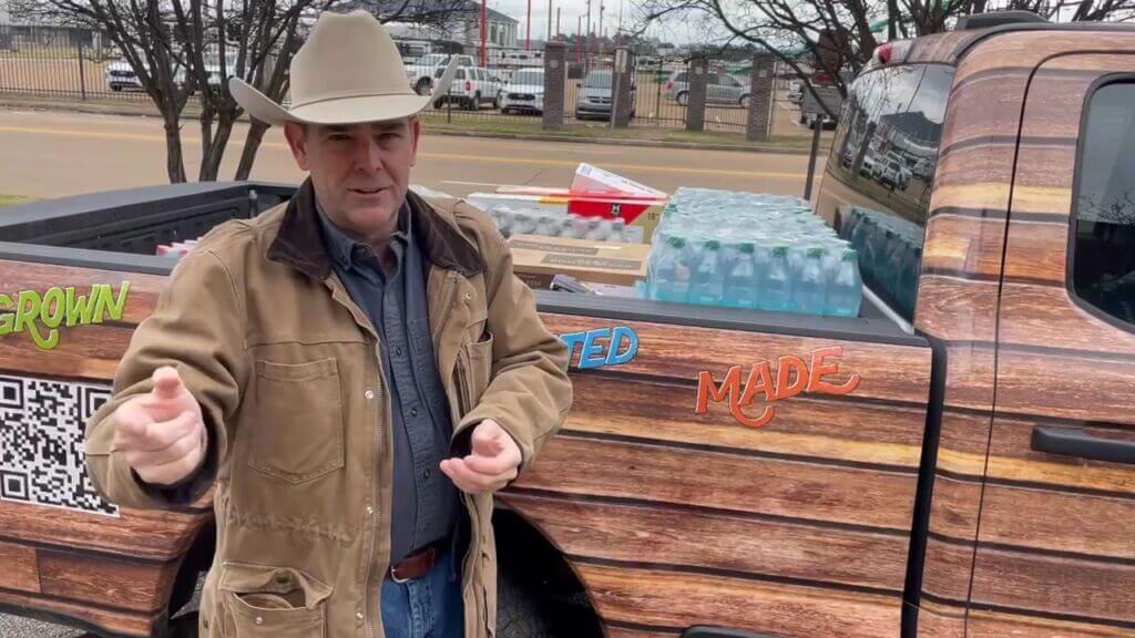 Commissioner Gipson leads food delivery to Lafayette County warming shelter