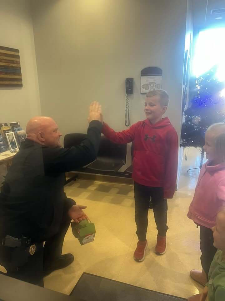 Children Visit Corinth Police Chief with Christmas Cookies