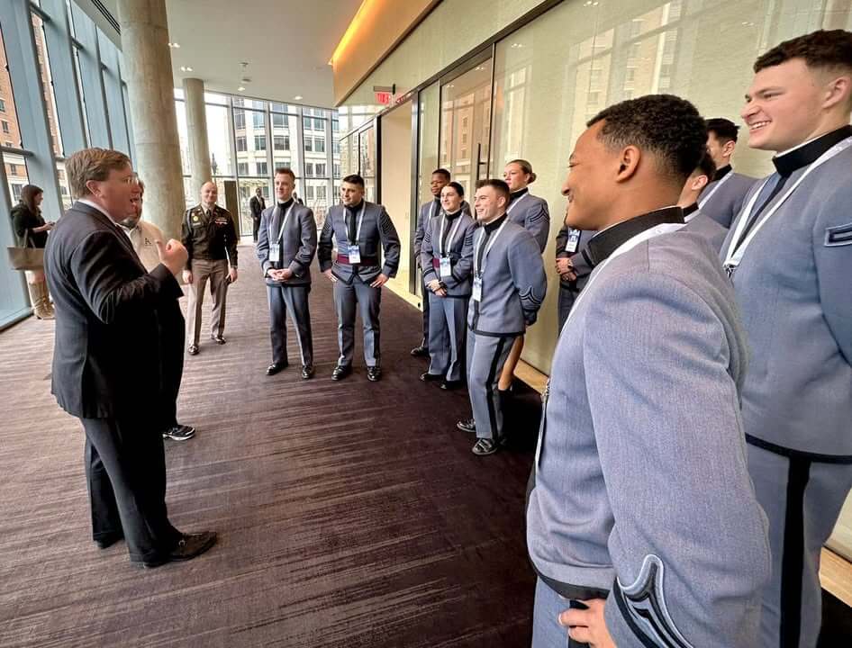 Reeves thanks West Point cadets after meeting