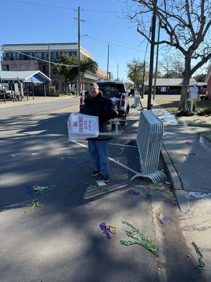 Ocean Springs police thank Alderman Kevin Wade for cleanup, parade role