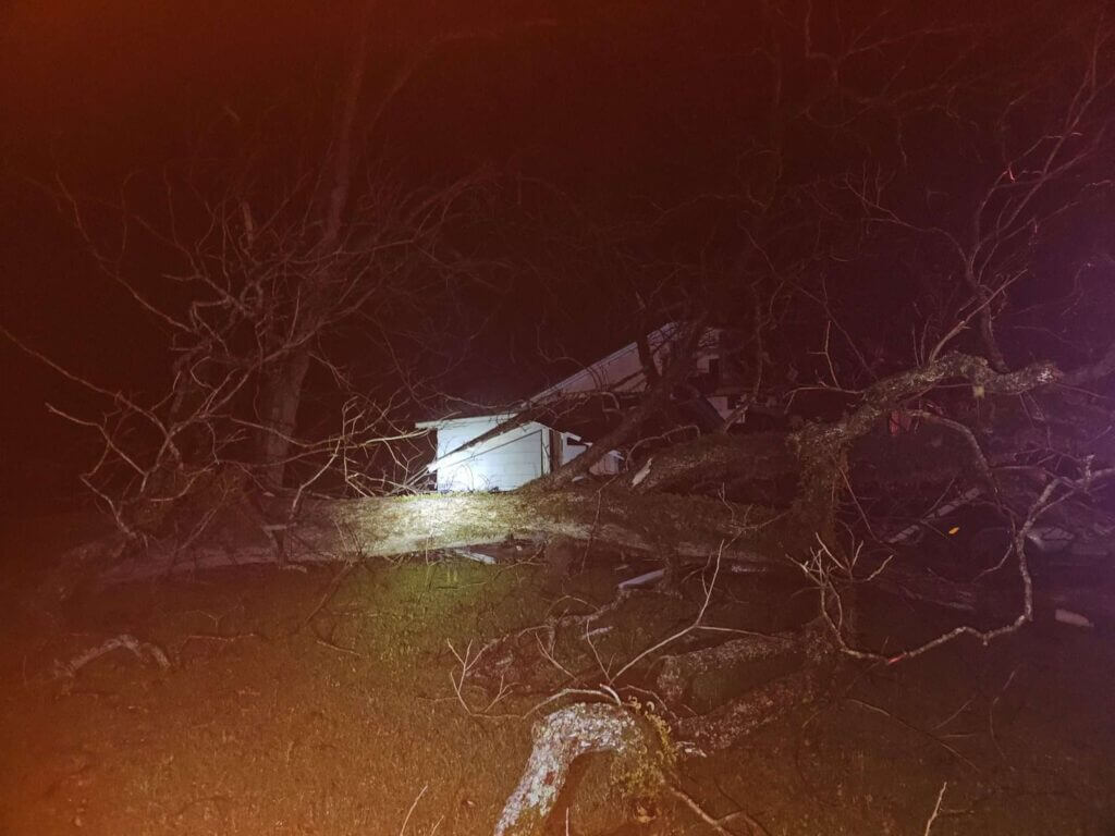 Tree falls on Natchez home, traps occupants