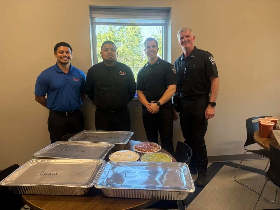 Community thanks El Veracruz for delivering lunch