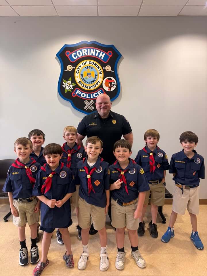 Corinth police chief shows Cub Scouts around department