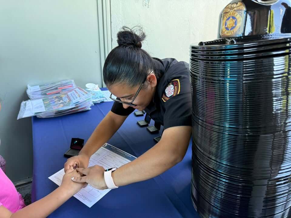 Ocean Springs police offer fingerprinting, meet children at Smart Beginnings