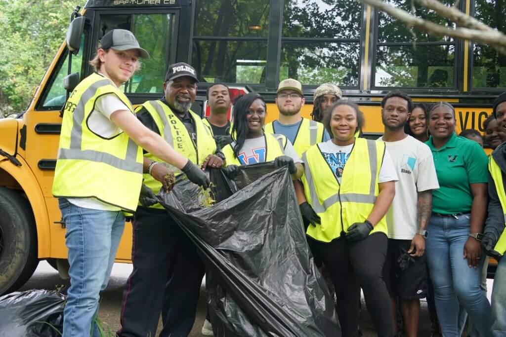 Volunteers clean Vicksburg