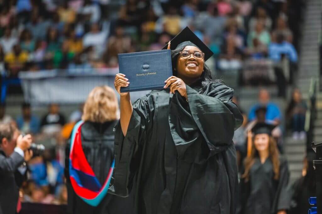 Commencement begins at Mississippi Coliseum; UMMC School of Nursing opens ceremony