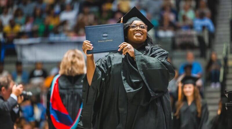 Commencement begins at Mississippi Coliseum; UMMC School of Nursing opens ceremony