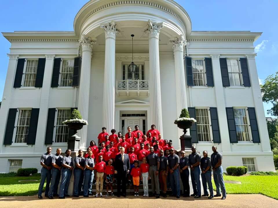 Reeves welcomes youth camp to Governor's Mansion