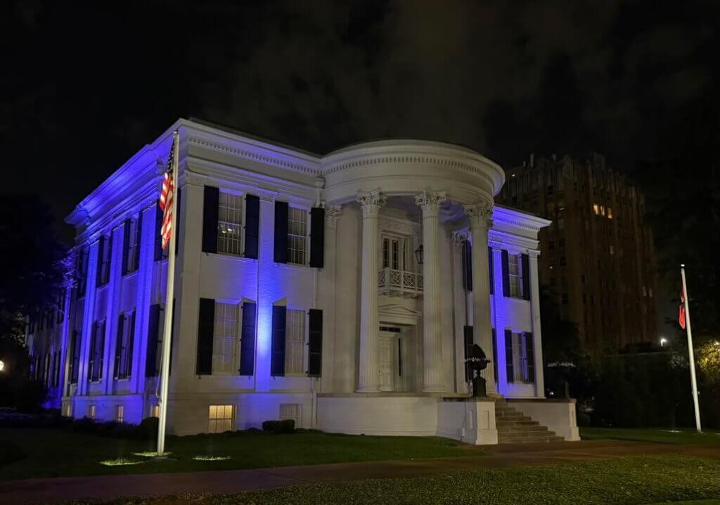 Mississippi Governor's Mansion shines purple for Alzheimer’s awareness