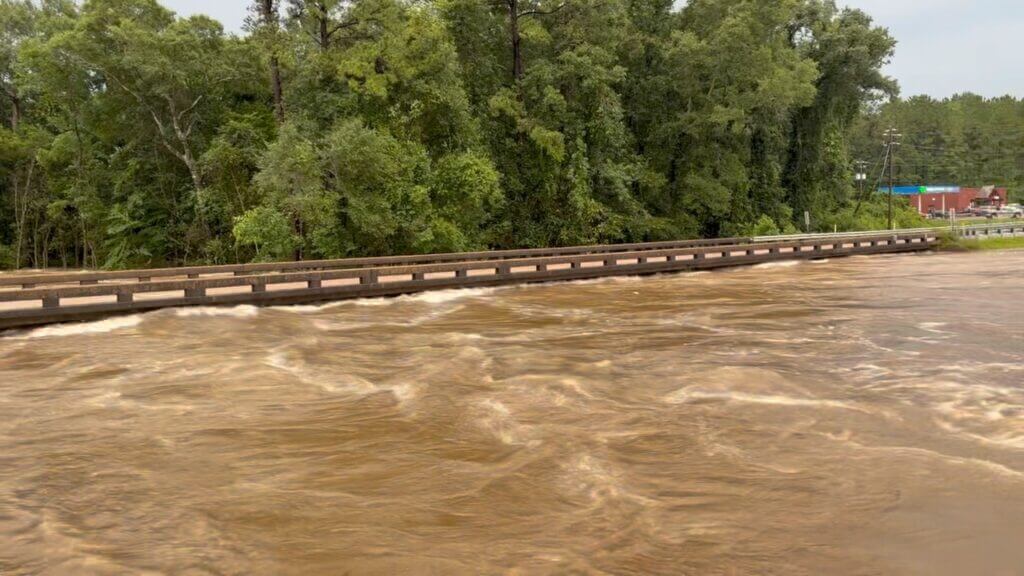 Flooding prompts contraflow on Highway 49 near Red Creek Market