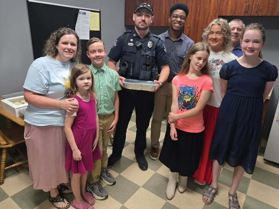Grace Bible Baptist Church delivers cupcakes to police