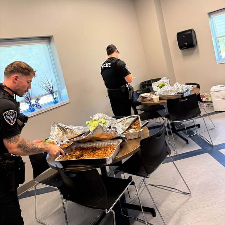 El Mariachi delivers lunch to Oxford police