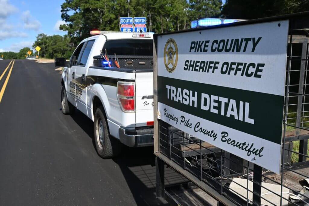 Pike County sheriff leads litter cleanup on I-55